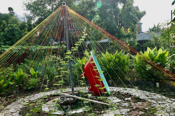 Jardim baseado na permacultura, criado a partir de lotes abandonados no centro da cidade nas Filipinas