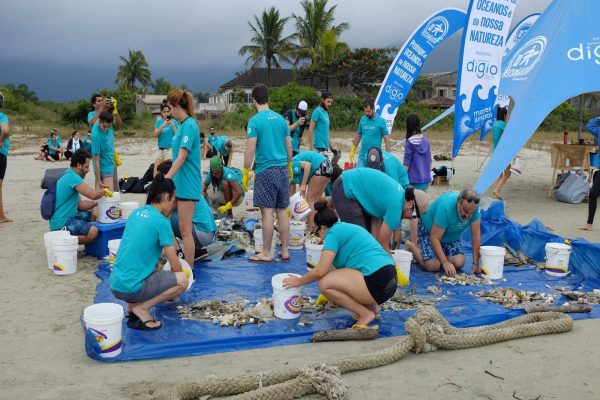 Mutirão de pessoas para limpar praias no Dia Mundial de Limpeza de Praias