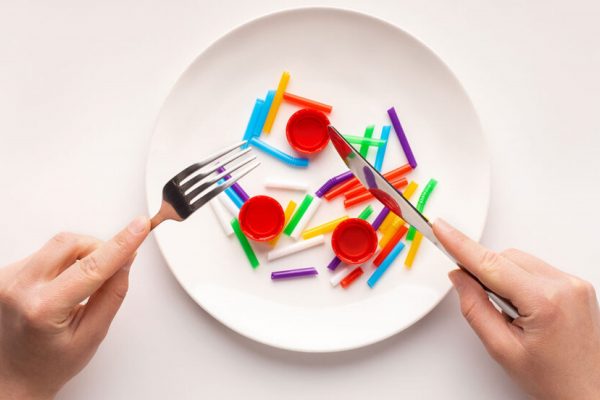 plástico no prato