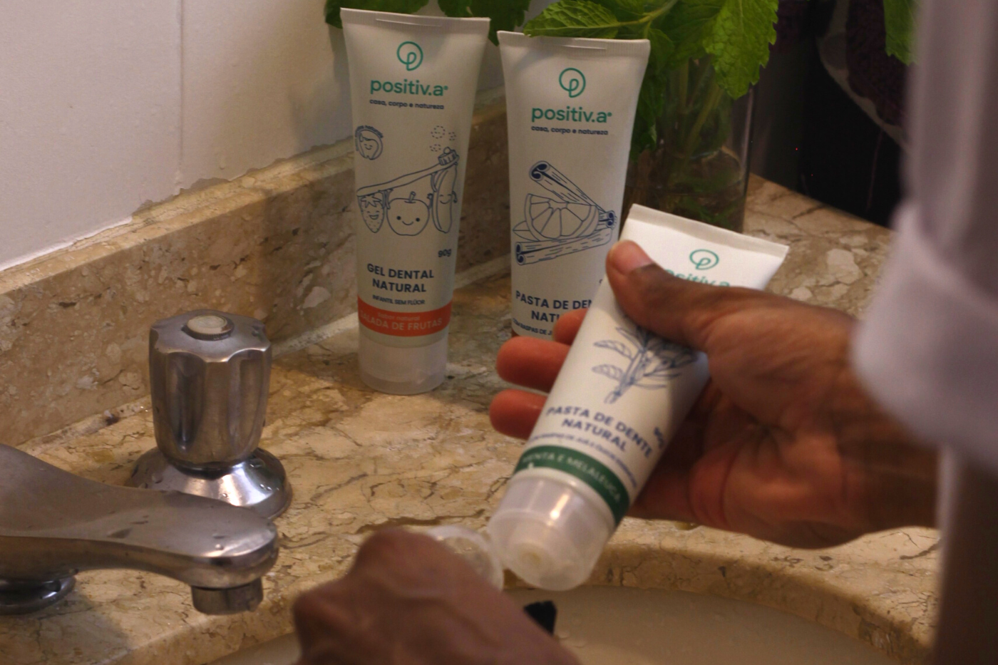 homem segura pasta de dente natural
