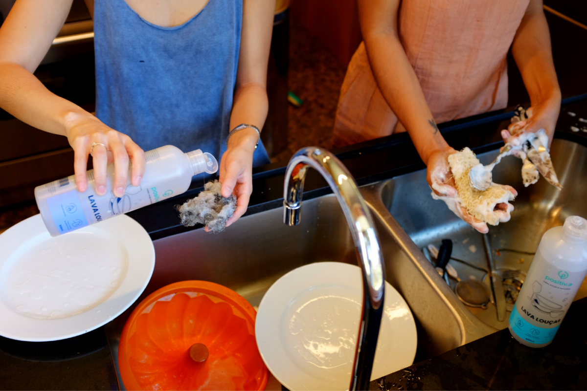 duas mulheres lavam a louça com a torneira fechada