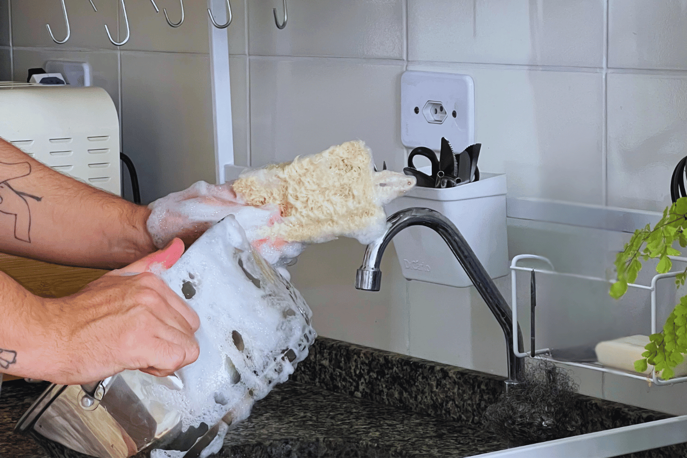 Detergentes de lavar louça e roupas podem ser causa de alergias, asma, dermatites e até mesmo de doenças autoimunes
