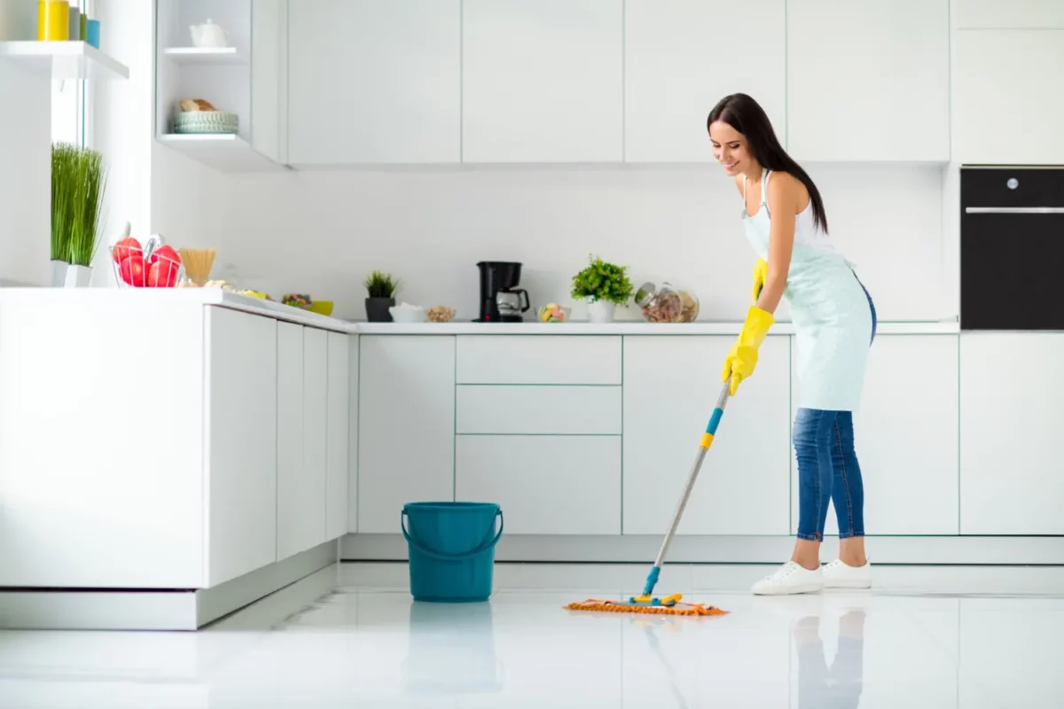 Imagem de mulher fazendo limpeza da casa e mantendo limpa e organizada