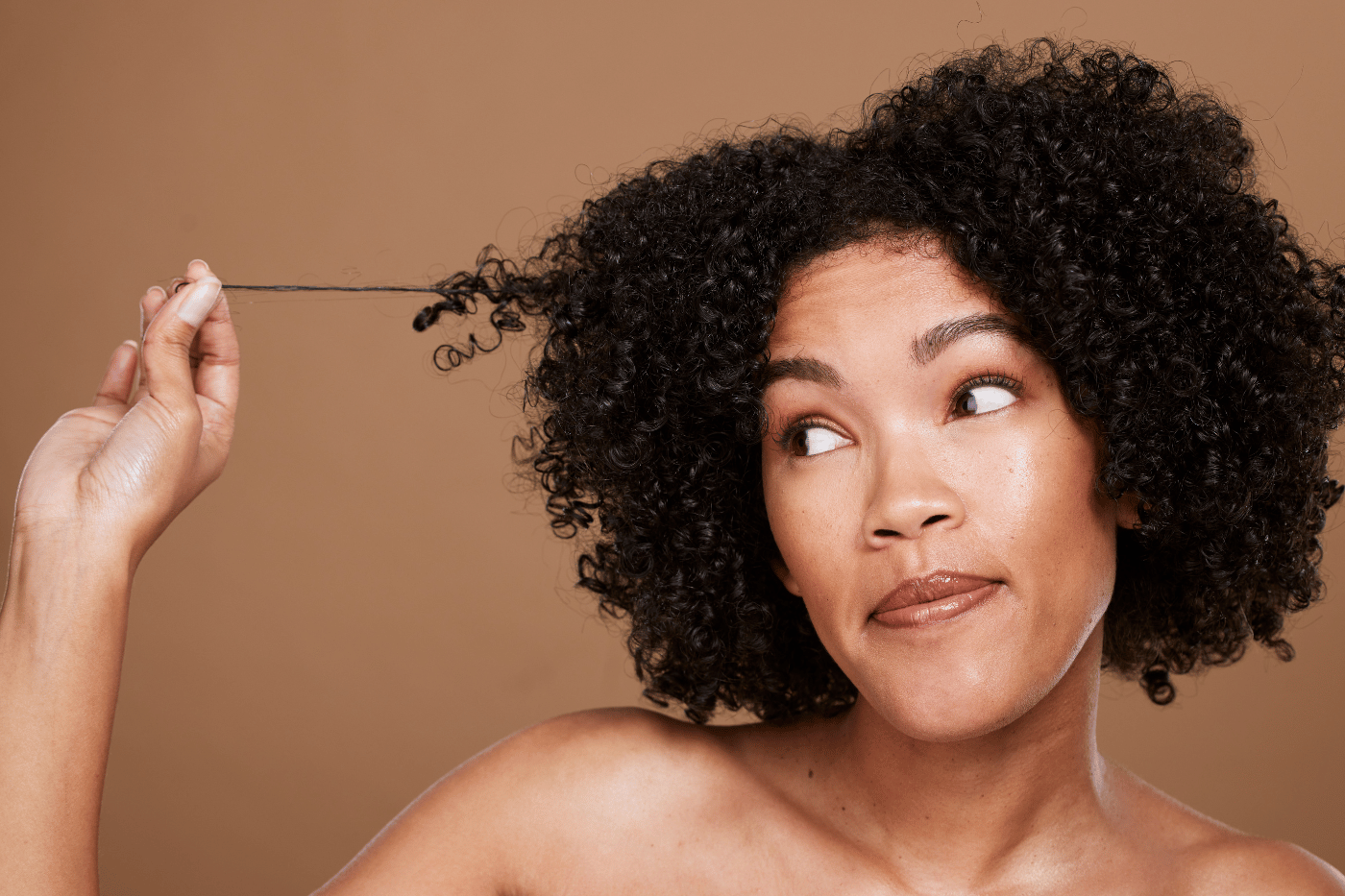 Mulher com fio de cabelo