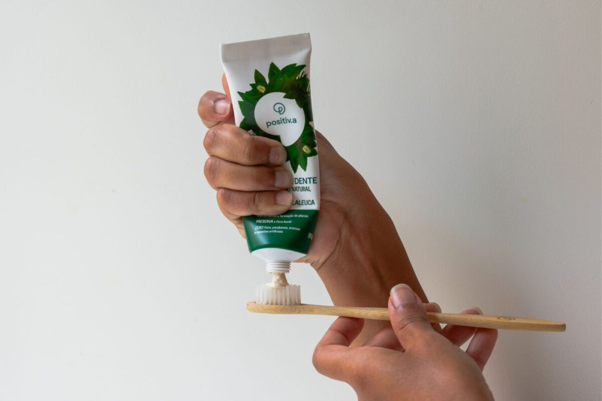 Creme dental sem ingredientes agressivos: como escolher uma pasta de dente natural