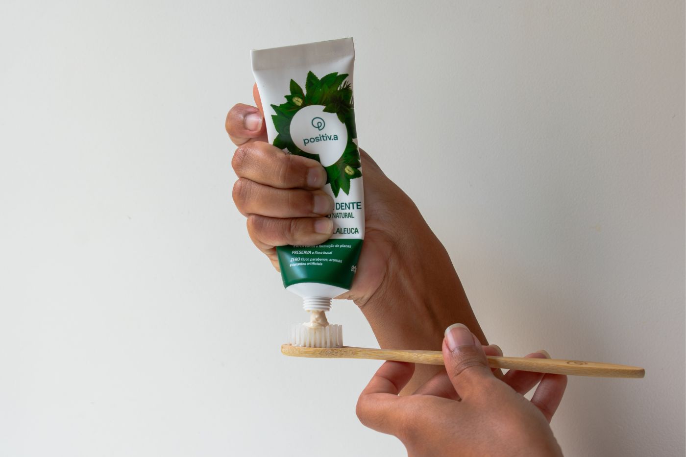 Creme dental sem ingredientes agressivos: como escolher uma pasta de dente natural